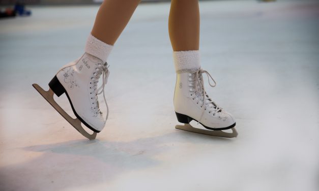 Echtes Eis und freier Himmel