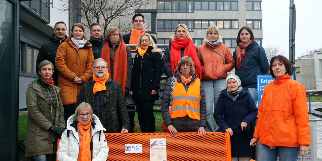 Orangefarbene Bank als Mahnung und Hoffnung