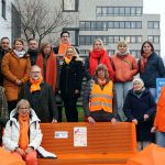 Orangefarbene Bank als Mahnung und Hoffnung