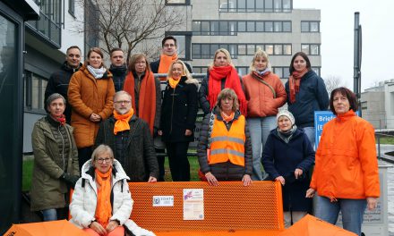 Orangefarbene Bank als Mahnung und Hoffnung