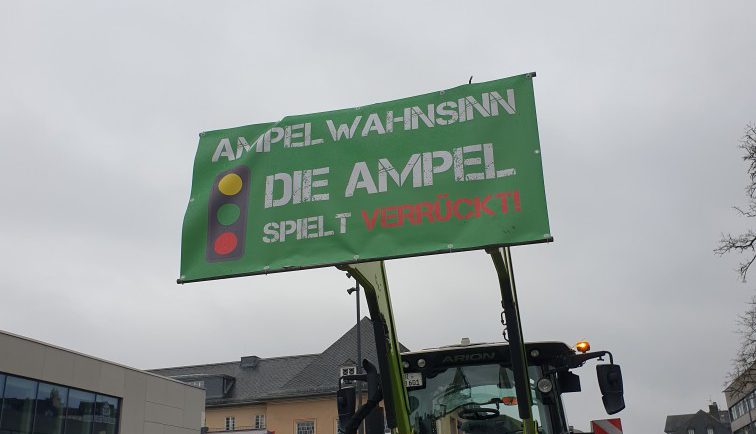 Demotranspi an einem Traktor, Beschriftung: Ampel-Wahnsinn - Die Ampel spielt verrückt