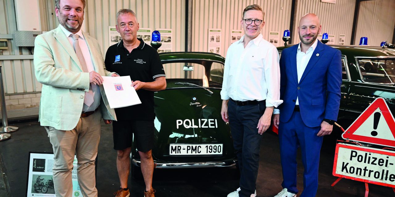 Minister besucht Oldtimer-Museum
