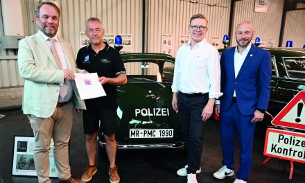 Minister besucht Oldtimer-Museum