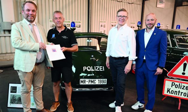 Minister besucht Oldtimer-Museum