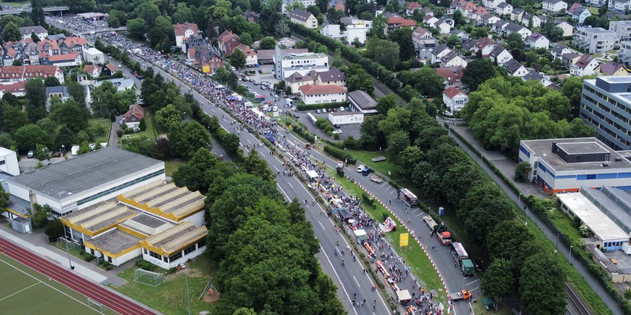 Tischlein-deck-dich: Marburg feiert auf der Autobahn