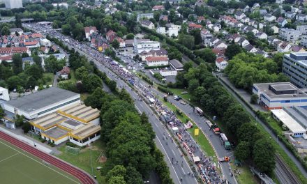 Tischlein-deck-dich: Marburg feiert auf der Autobahn