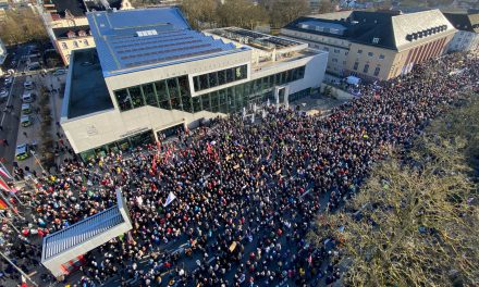 16.000 gegen Rechts