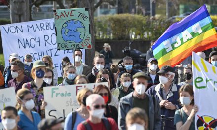 500 protestieren bei Klimastreik in Marburg
