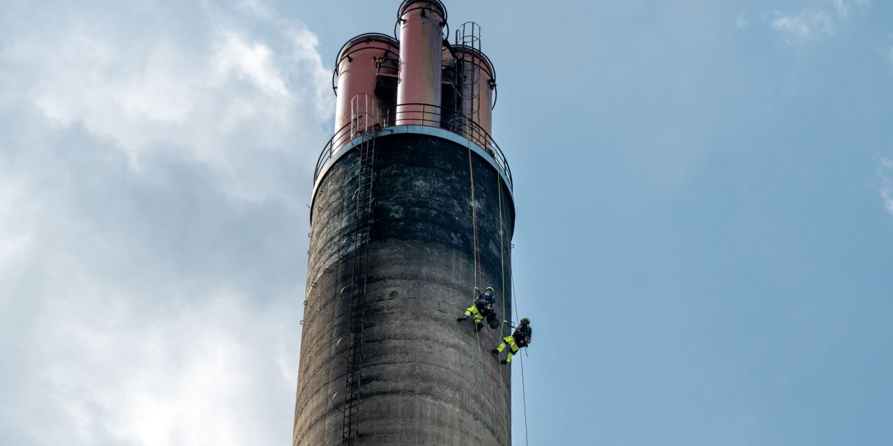 Industriekletterer erklimmen Fernheizwerk