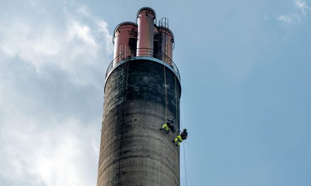 Industriekletterer erklimmen Fernheizwerk