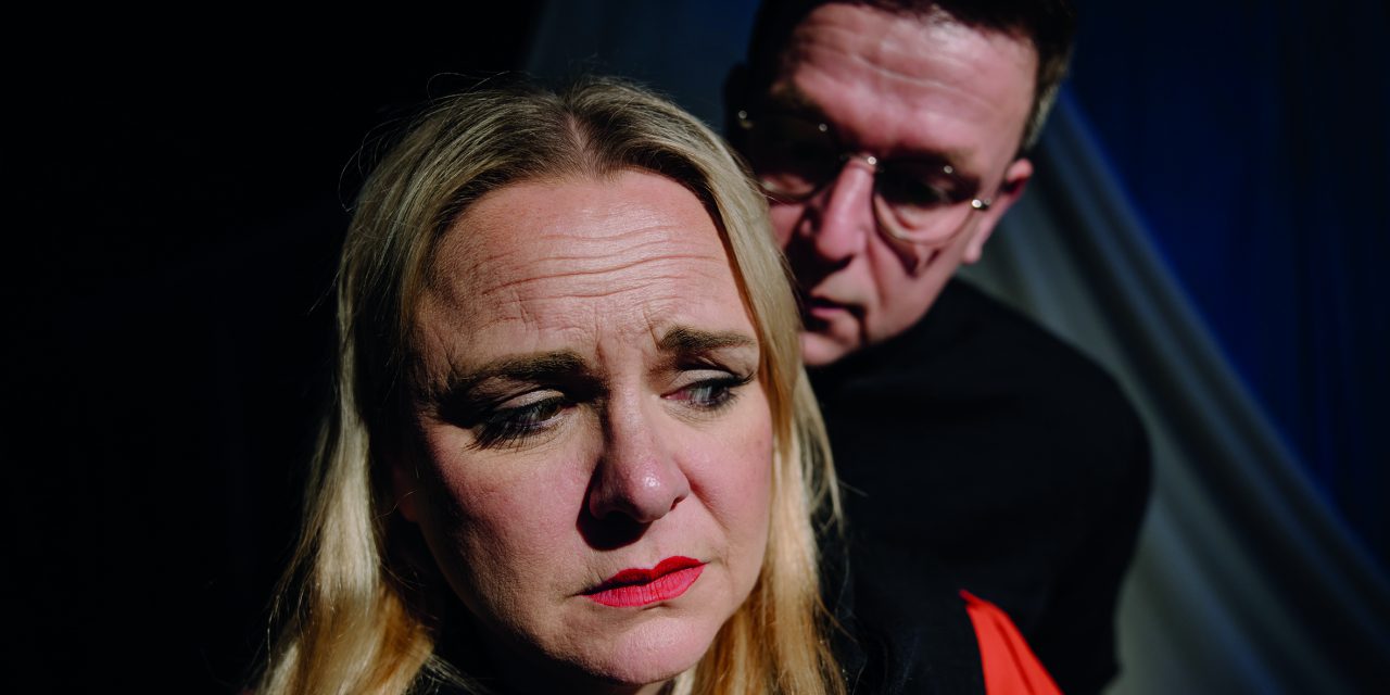 „Gaslight“: Psychothriller als Live-Hörspiel