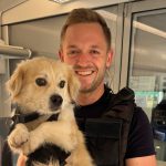 Ausgebüxter Hund fährt allein Zug