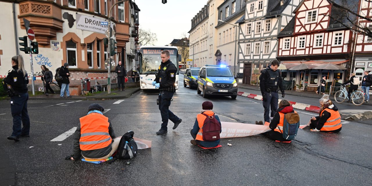 Klima-Protest: Straßenblockade der “Letzten Generation”