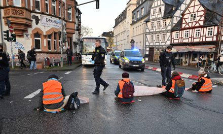 Klima-Protest: Straßenblockade der “Letzten Generation”