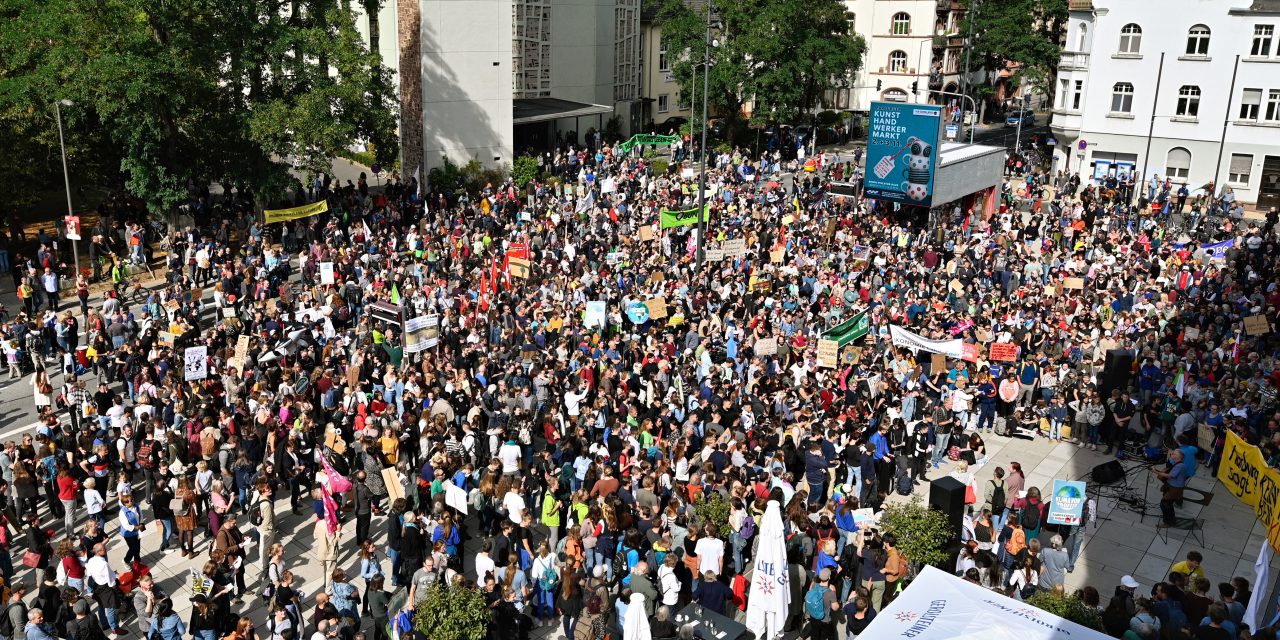 Großdemo gegen Rechtsextremismus vor EPH