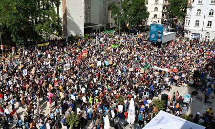 Großdemo gegen Rechtsextremismus vor EPH