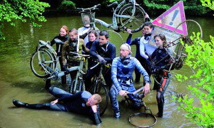 Rostende Poller & ein Motorrad unter Wasser