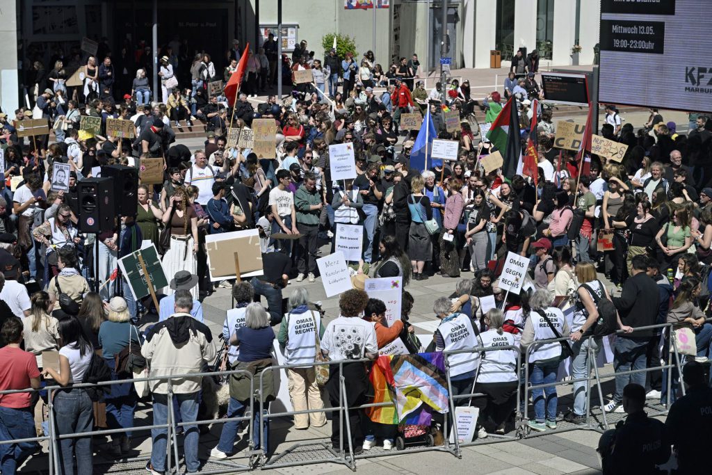Proteste gegen den Besuch von Bundeskanzler Friedrich Merz bei der Bundestagung der Christlich-Demokratischen Arbeitnehmerschaft im Erwin-Piscator-Haus. Fotos: Georg Kronenberg