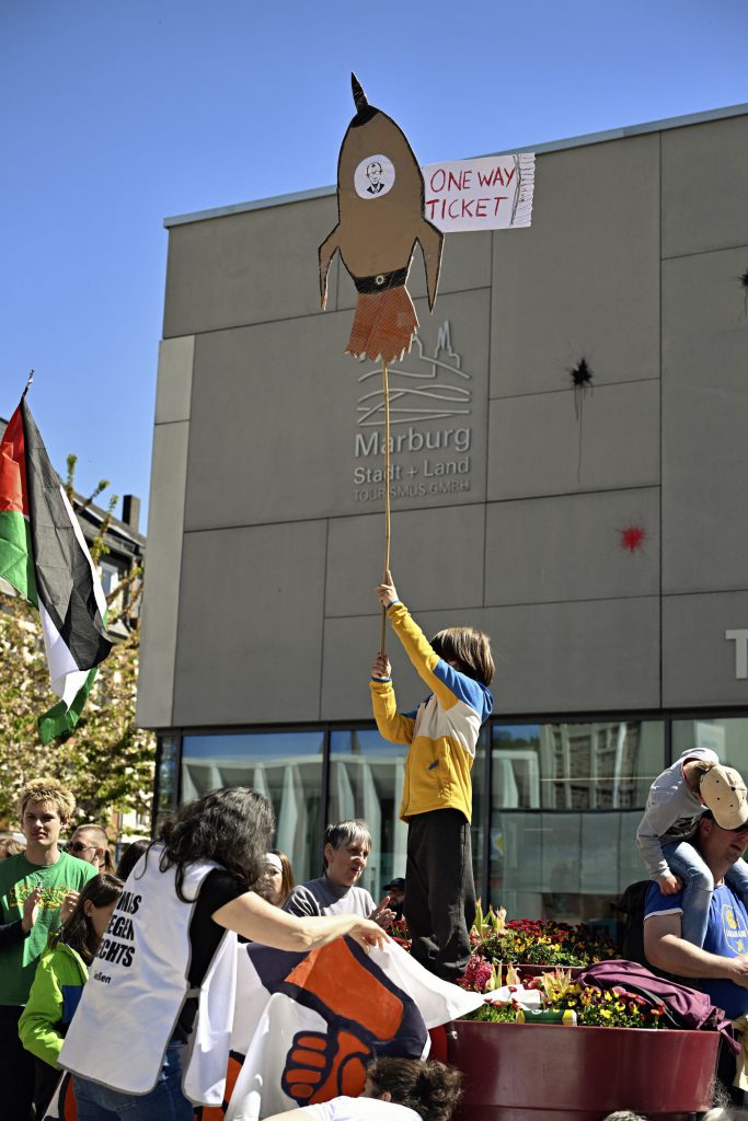 Proteste gegen den Besuch von Bundeskanzler Friedrich Merz bei der Bundestagung der Christlich-Demokratischen Arbeitnehmerschaft im Erwin-Piscator-Haus. Fotos: Georg Kronenberg