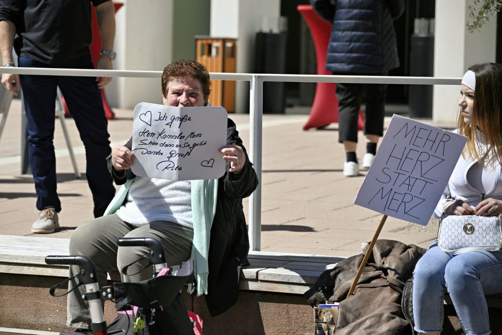 Proteste gegen den Besuch von Bundeskanzler Friedrich Merz bei der Bundestagung der Christlich-Demokratischen Arbeitnehmerschaft im Erwin-Piscator-Haus. Fotos: Georg Kronenberg