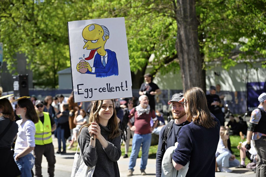 Proteste gegen den Besuch von Bundeskanzler Friedrich Merz bei der Bundestagung der Christlich-Demokratischen Arbeitnehmerschaft im Erwin-Piscator-Haus. Fotos: Georg Kronenberg