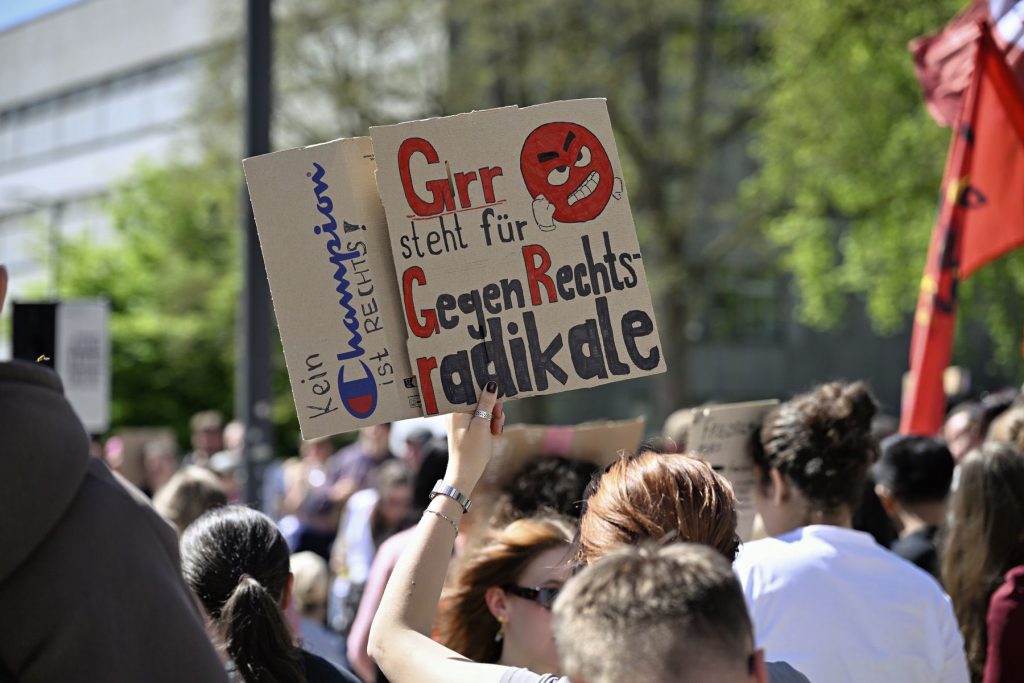 Proteste gegen den Besuch von Bundeskanzler Friedrich Merz bei der Bundestagung der Christlich-Demokratischen Arbeitnehmerschaft im Erwin-Piscator-Haus. Fotos: Georg Kronenberg