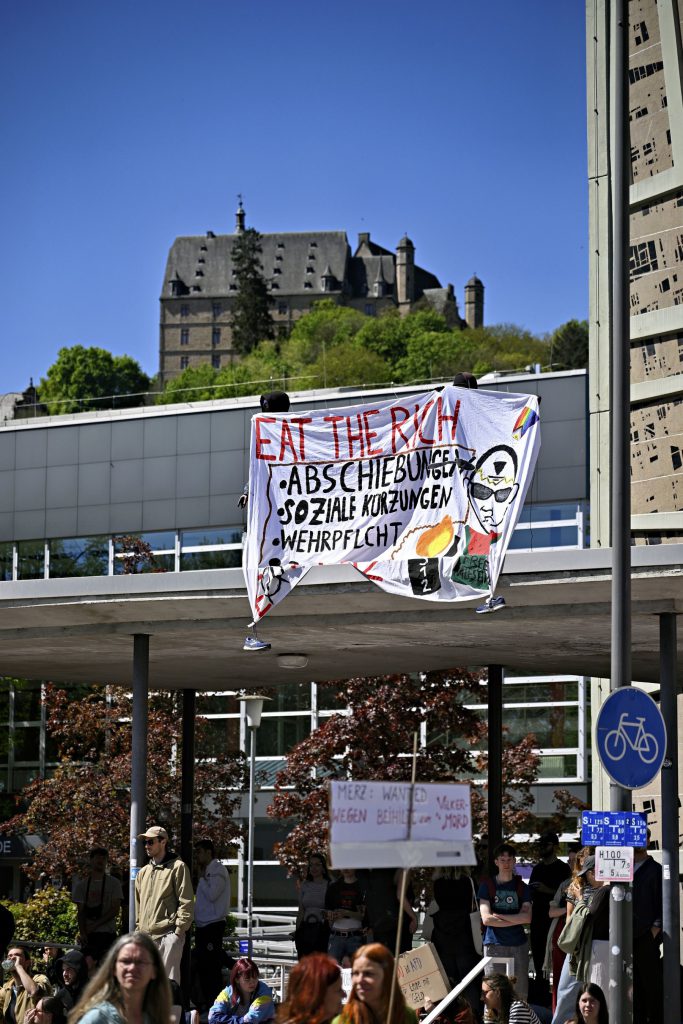 Proteste gegen den Besuch von Bundeskanzler Friedrich Merz bei der Bundestagung der Christlich-Demokratischen Arbeitnehmerschaft im Erwin-Piscator-Haus. Fotos: Georg Kronenberg