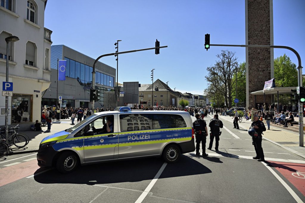 Proteste gegen den Besuch von Bundeskanzler Friedrich Merz bei der Bundestagung der Christlich-Demokratischen Arbeitnehmerschaft im Erwin-Piscator-Haus. Fotos: Georg Kronenberg