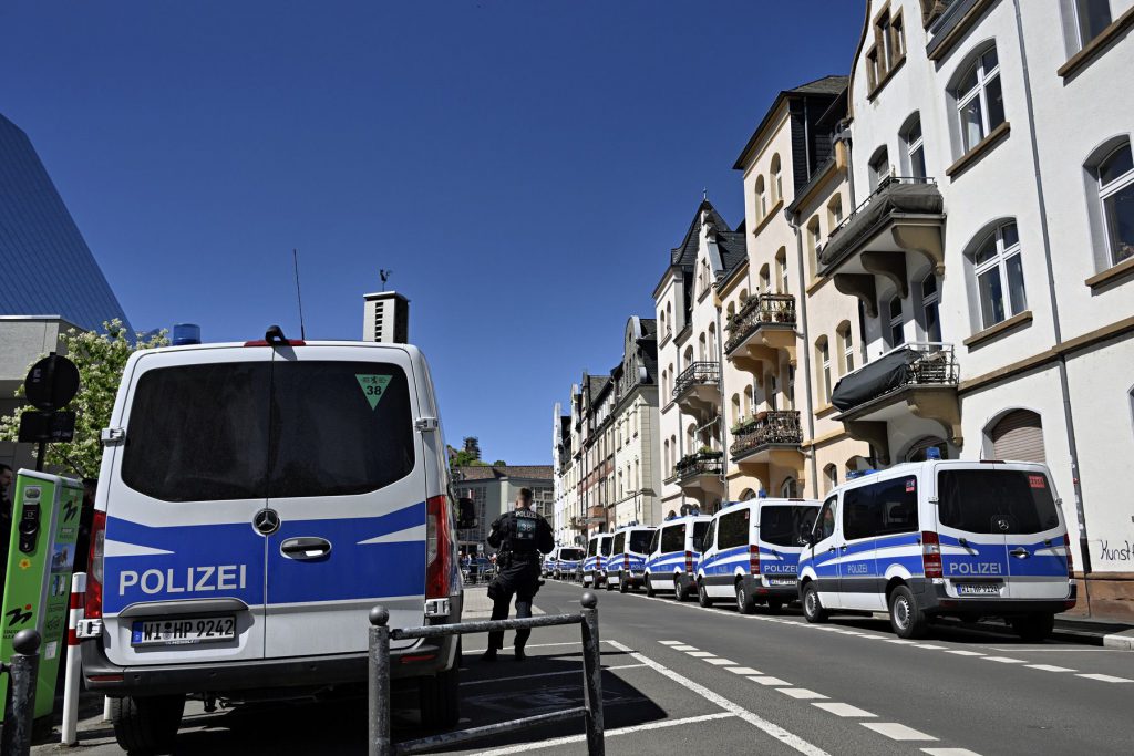 Proteste gegen den Besuch von Bundeskanzler Friedrich Merz bei der Bundestagung der Christlich-Demokratischen Arbeitnehmerschaft im Erwin-Piscator-Haus. Fotos: Georg Kronenberg