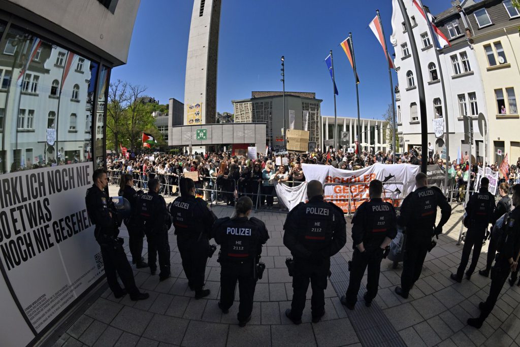 Proteste gegen den Besuch von Bundeskanzler Friedrich Merz bei der Bundestagung der Christlich-Demokratischen Arbeitnehmerschaft im Erwin-Piscator-Haus. Fotos: Georg Kronenberg