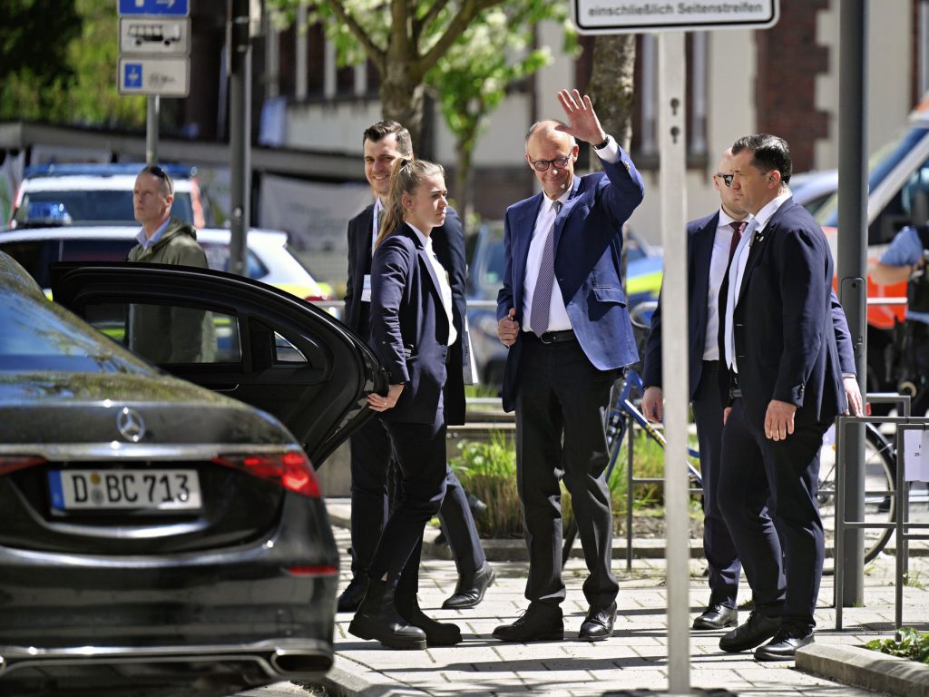 Bundeskanzler Friedrich Merz grüßt die Demonstrierenden bei der Bundestagung der Christlich-Demokratischen Arbeitnehmerschaft im Erwin-Piscator-Haus. Fotos: Georg Kronenberg