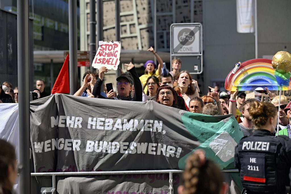 Proteste gegen den Besuch von Bundeskanzler Friedrich Merz bei der Bundestagung der Christlich-Demokratischen Arbeitnehmerschaft im Erwin-Piscator-Haus. Fotos: Georg Kronenberg