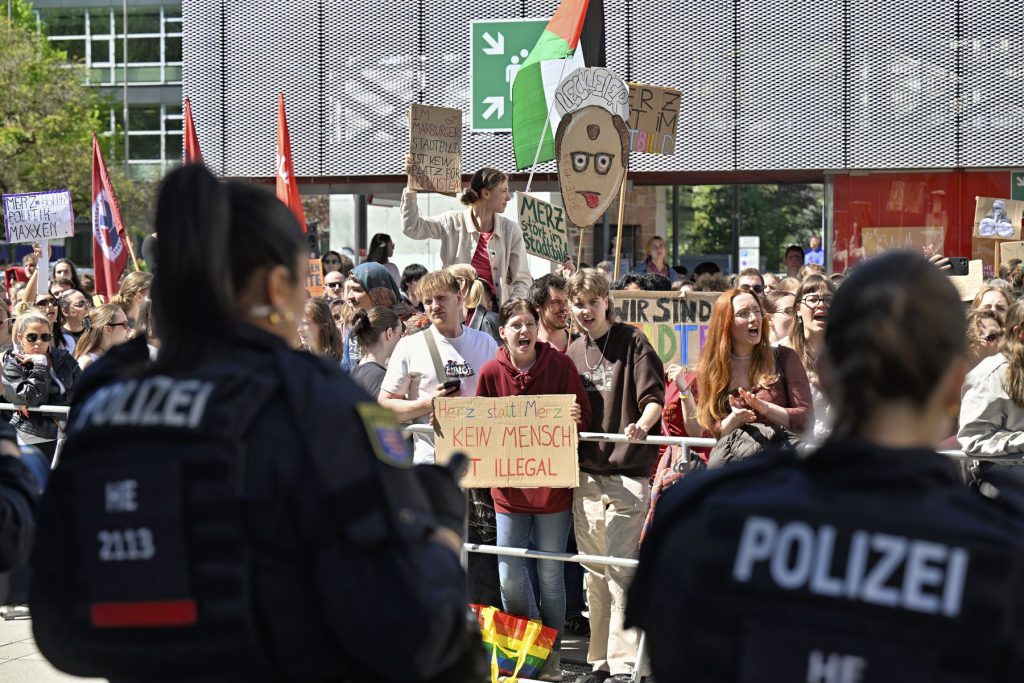 Proteste gegen den Besuch von Bundeskanzler Friedrich Merz bei der Bundestagung der Christlich-Demokratischen Arbeitnehmerschaft im Erwin-Piscator-Haus. Fotos: Georg Kronenberg