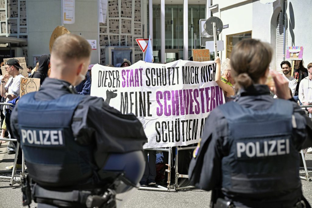 Proteste gegen den Besuch von Bundeskanzler Friedrich Merz bei der Bundestagung der Christlich-Demokratischen Arbeitnehmerschaft im Erwin-Piscator-Haus. Fotos: Georg Kronenberg
