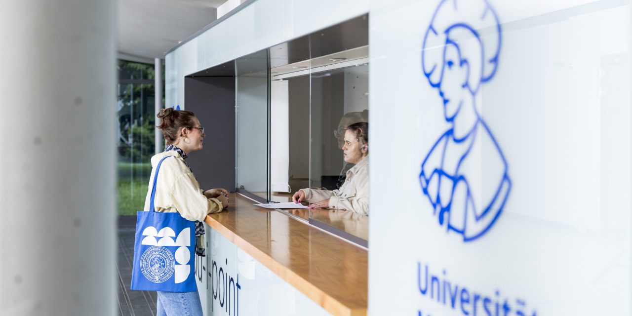 Uni Marburg stellt neues Logo vor
