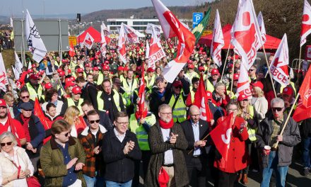 3000 Menschen demonstrieren am Pharmastandort
