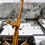 Riesenkran hebt neue Schaltanlage über Biologiegebäude
