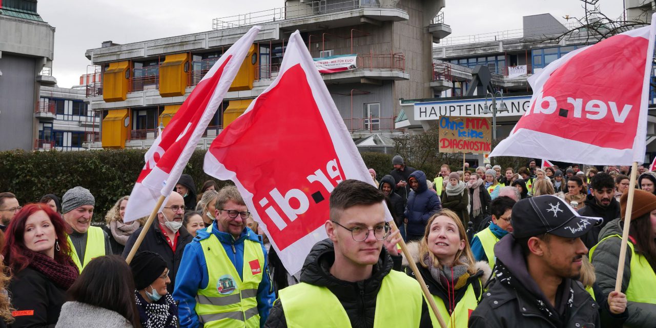 Uni-Klinik: Mehr als 1000 Beschäftigte streiken