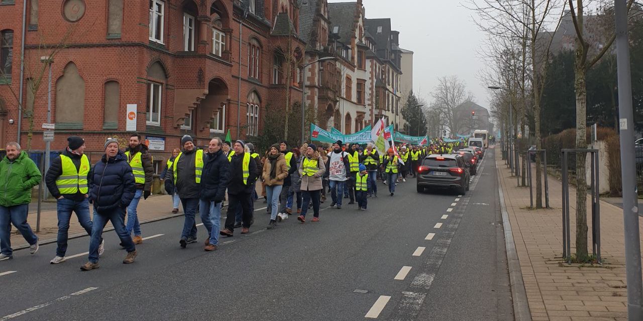 Öffentlicher Dienst: 500 protestieren in Marburg