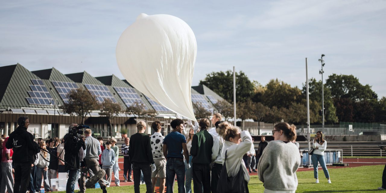 Jugendliche forschen mit Wetterballons