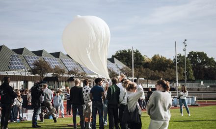 Jugendliche forschen mit Wetterballons