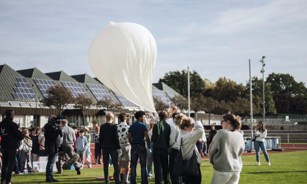 Jugendliche forschen mit Wetterballons